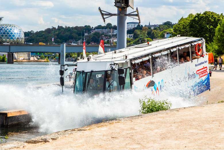 O momento em que o ônibus entra no rio