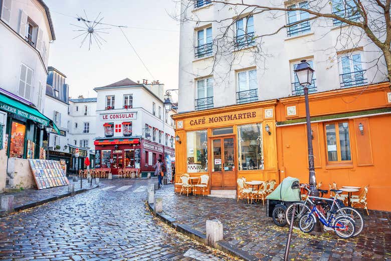 Uma das pitorescas ruas de Montmartre