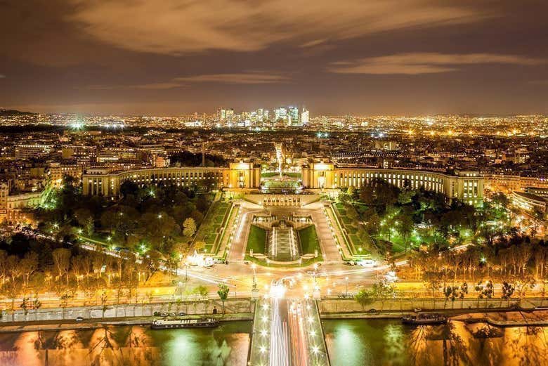 Admiraremos a Torre Eiffel durante a noite