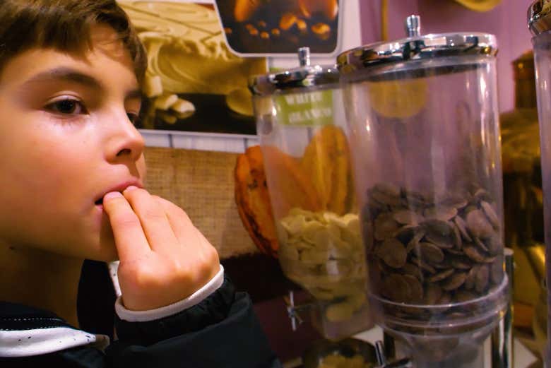 Degustando uma variedade de chocolates na Choco Story Paris