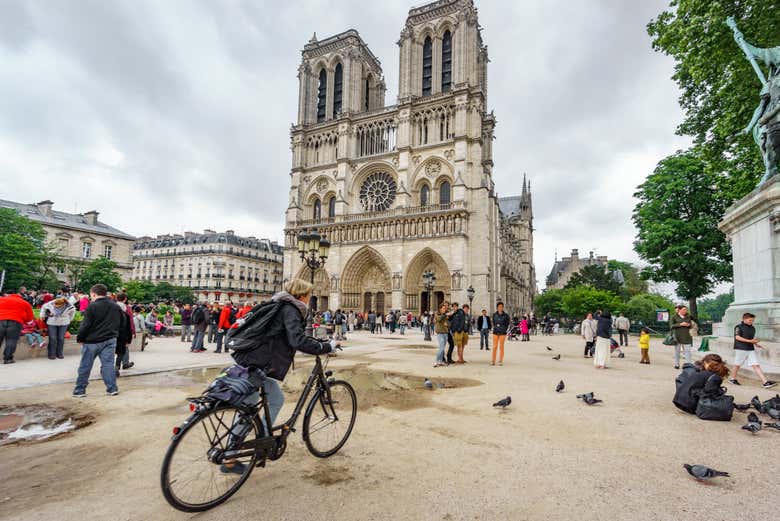 Pedalando em frente à catedral de Notre-Dame