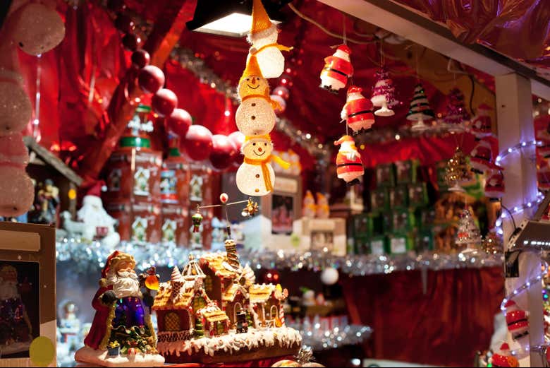 Decorações natalinas em um mercado de Paris