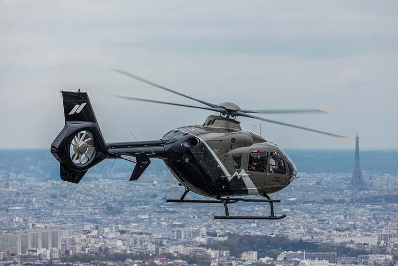 A Torre Eiffel vista do helicóptero