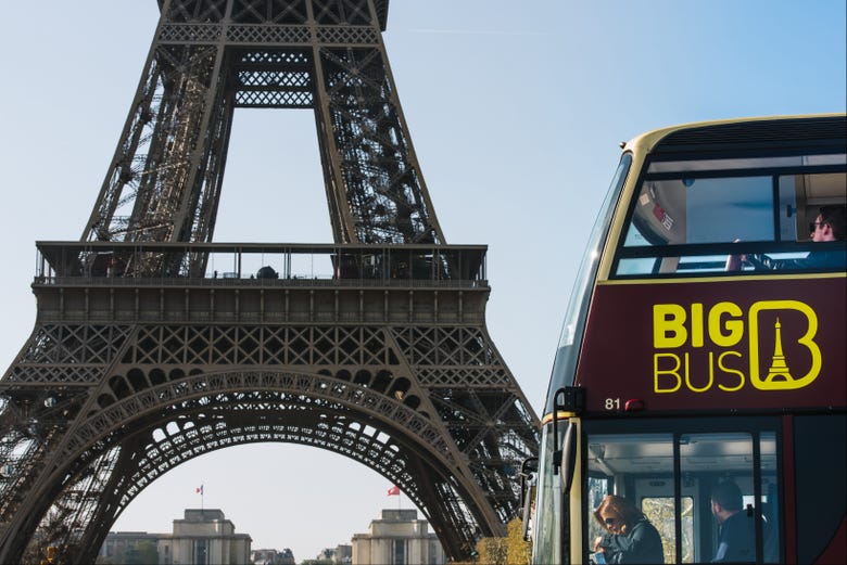 Ônibus passando pela Torre Eiffel